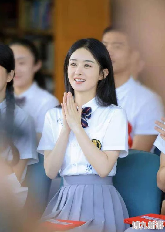 JK白丝热潮席卷校园，年轻女孩们纷纷追捧，时尚与青春的完美结合引发网络热议！