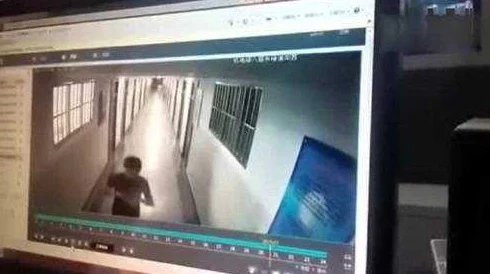 校霸哭着说关掉遥控器惊现校园灵异事件监控画面曝光